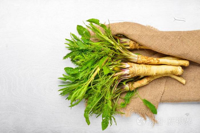 新鲜的辣根白色的木桌顶视图