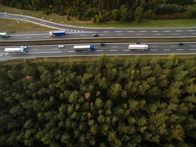 公路用车上的鸟瞰图