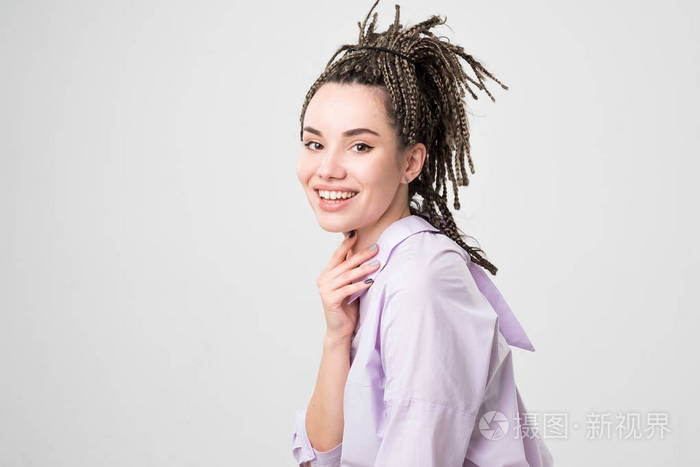 女人笑完美微笑着洁白的牙齿.她扎着马尾辫的发