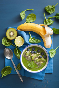 绿色的思慕雪碗菠菜猕猴桃蓝莓石灰香蕉与嘉