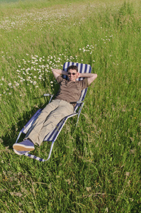 在草地上放松的男人