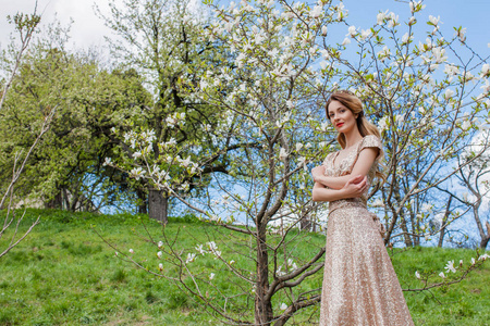 女人站在靠近棵开花的树