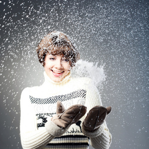 年轻漂亮的姑娘喜雪