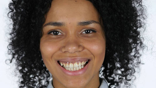 年轻的黑人美国女人的笑脸图片