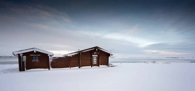 小木屋撤退在厚厚的积雪覆盖景观