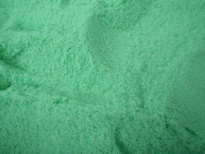 大量的绿色浴盐，里面有铲子孔