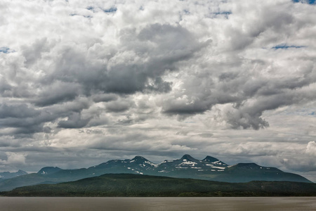 沿着附近 Andalsnes，挪威 Romsdalsfjorden