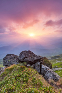 在山与太阳在黎明时的夏日风景