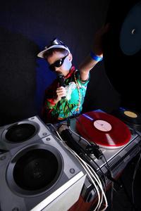 酷孩子DJ与麦克风的作用