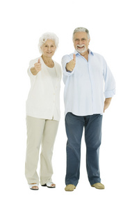 幸福的老夫妇竖起大拇指