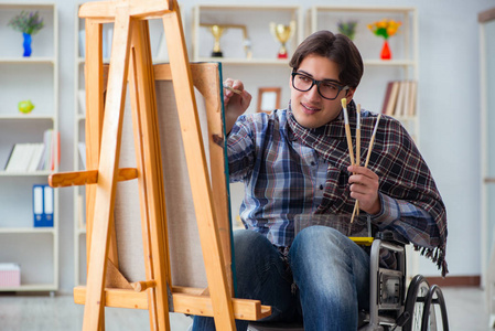 在工作室的残疾的艺术家绘画图片