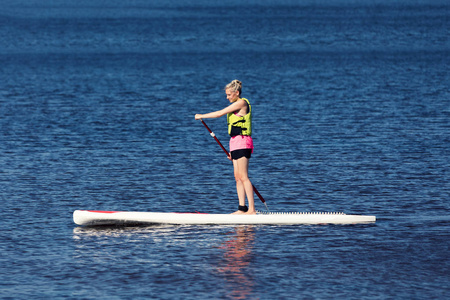 Sup 健身桨板在湖上的女人
