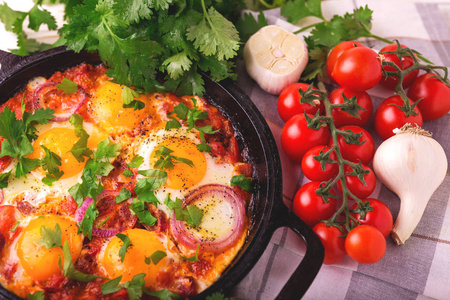 Shakshuka。传统的以色列美食。蔬菜炒蛋