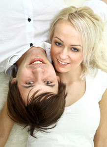 一对幸福的年轻夫妇的特写肖像