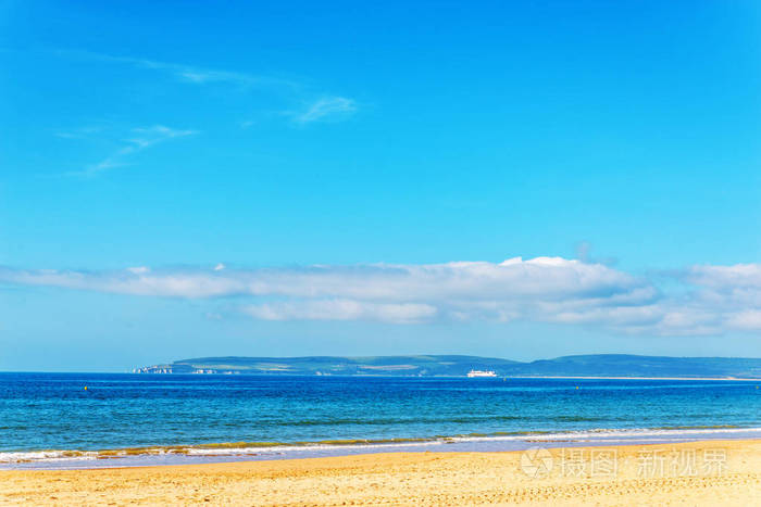 桑迪海滩和蓝色的海洋,美丽的晴天,休息的地方照片-正版商用图片022