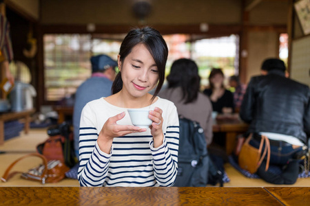 女人享受她的茶