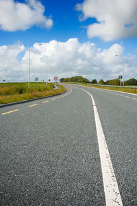 有道路标记的高速公路