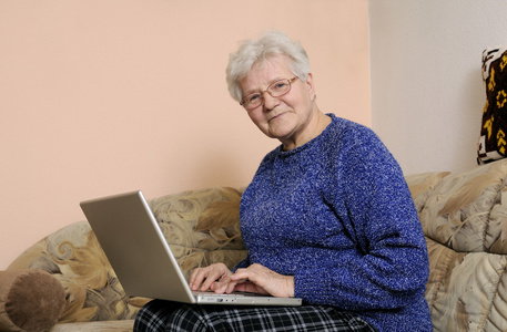 工作在笔记本电脑上的老年妇女