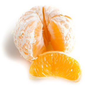 白色背景的去皮橘子