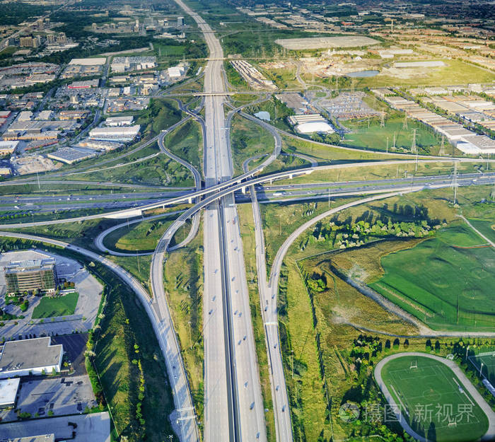 天桥和公路的鸟瞰图