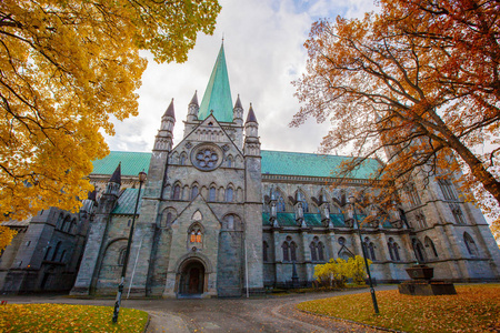 在秋天，特隆赫姆挪威德罗斯大教堂
