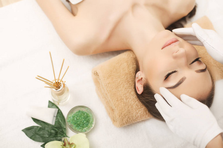 美容,时尚和整形外科概念美容师在美容院做脸部手工按摩漂亮女人整容