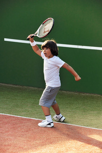 年轻人打网球