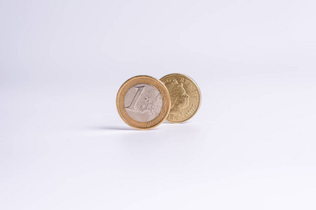 一欧元的硬币就站在面前一英镑硬币背面白色