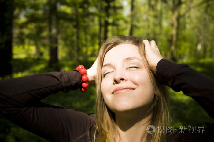 闭着眼睛的图片 女孩图片