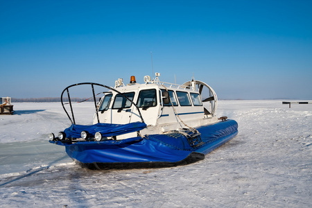 冰天雪地河岸上的气垫船图片