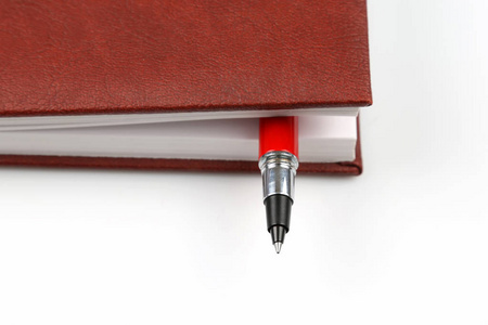 红色钢笔在笔记本里面