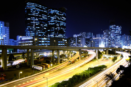 香港夜间高速公路交通的现代都市