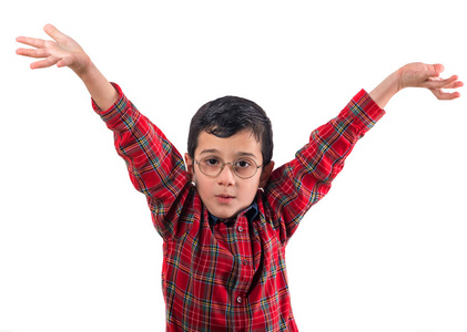 分离少年白肤金发的男孩举起双手向上惊讶的情感金发举起双手的孩子宝