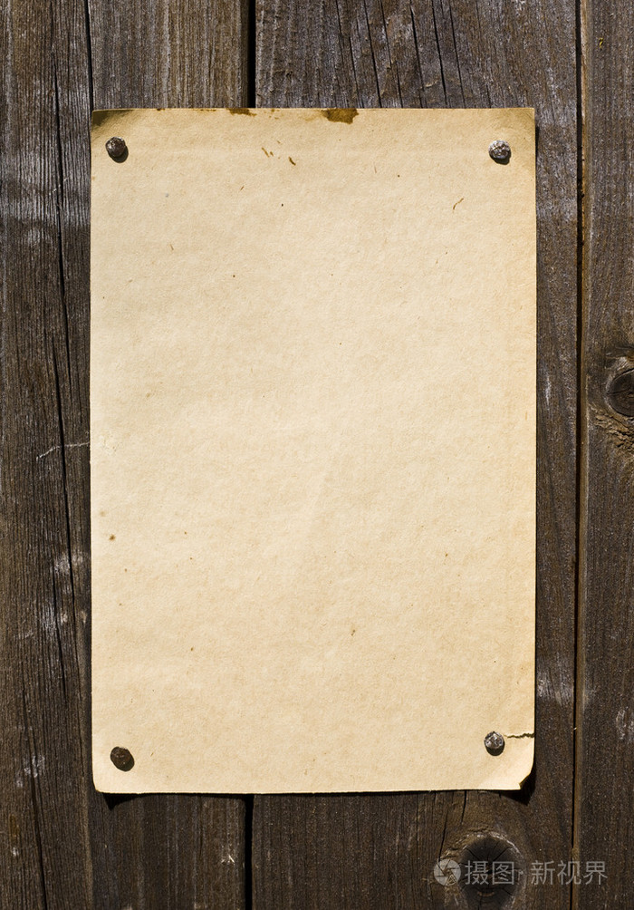 木制墙上的老式复古纸