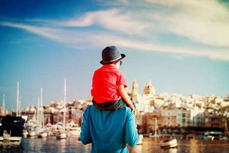 家庭旅行父亲和儿子的肩膀戏在天空上