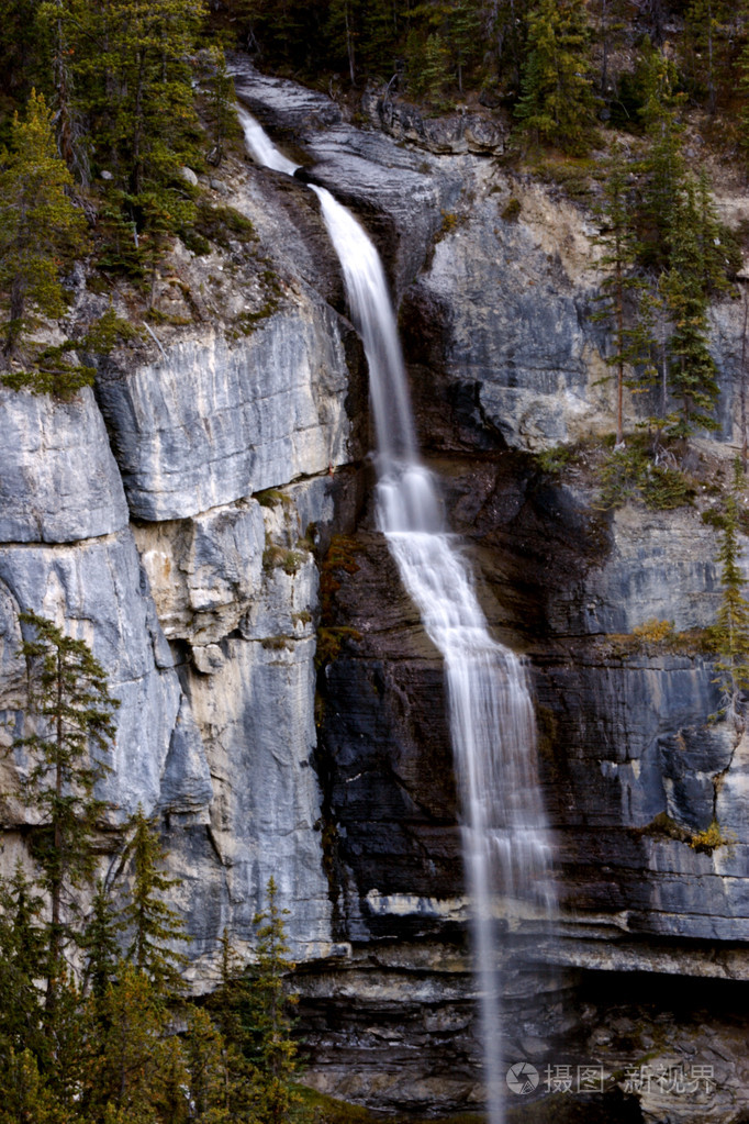 加拿大艾伯塔省风景优美的坦格小溪瀑布