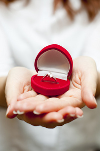 红色盒子里面有订婚戒指