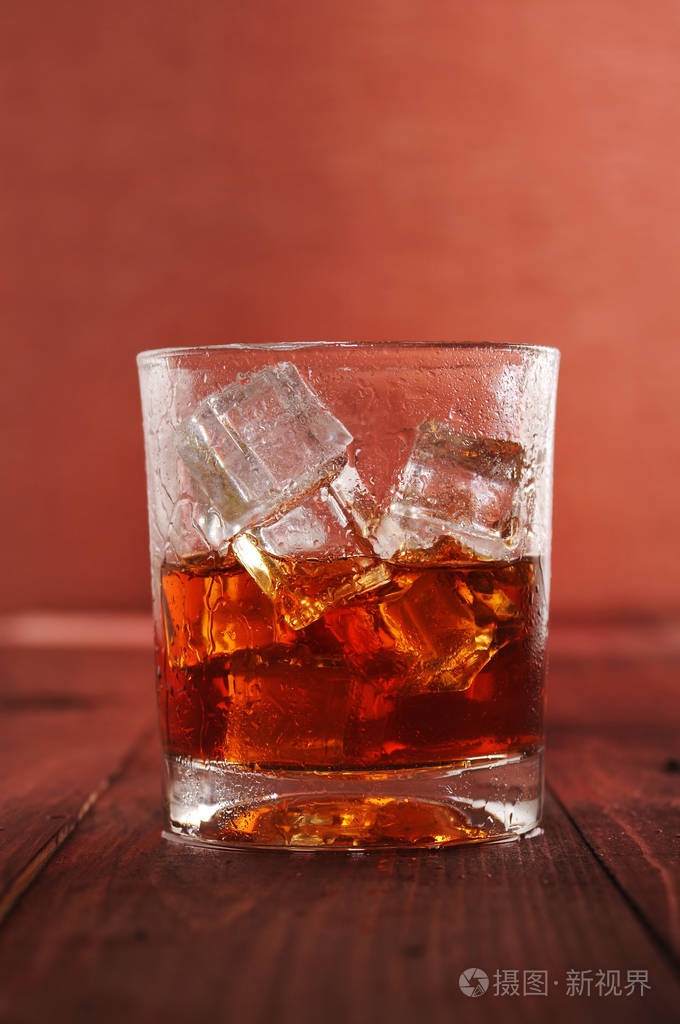 加冰的威士忌