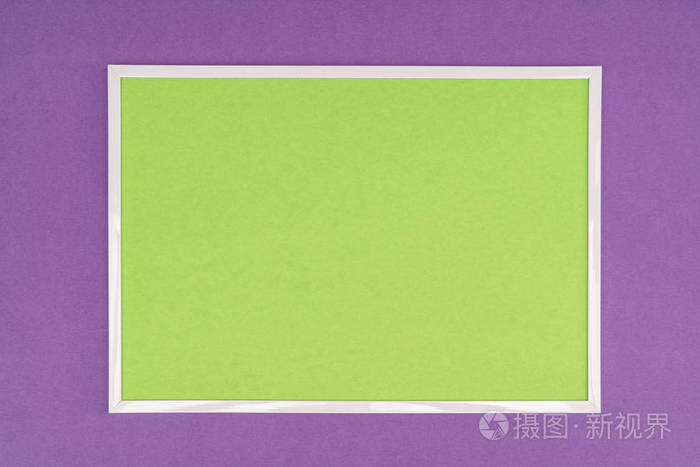 彩色背景上的空白白色框架