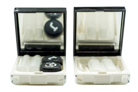 两个隐形眼镜设置一个容器, 瓶子和镊子在白色隔离