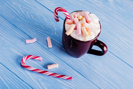 圣诞节焦糖在一个棕色的杯子与棉花糖