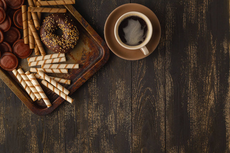 早餐的咖啡和巧克力釉面甜甜圈