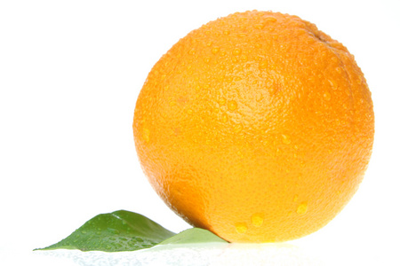 带水滴的鲜橙