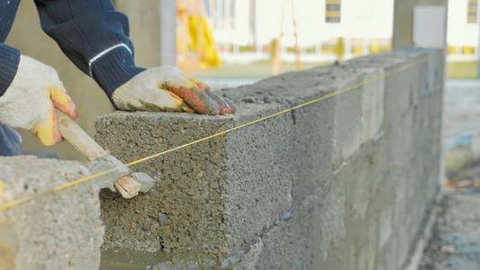 建筑工地建筑工人建造砖墙, 特写景观