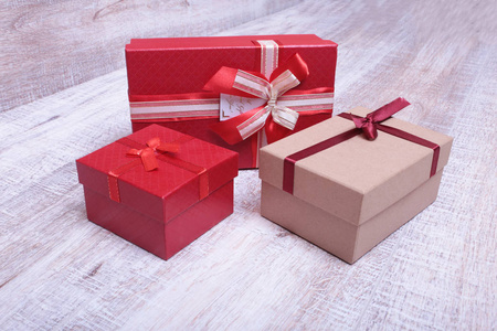 木制背景的礼品盒, 圣诞装饰