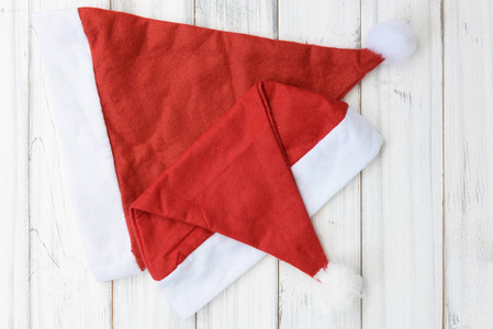 白色木制背景的圣诞老人圣诞红帽, 平坦的 la