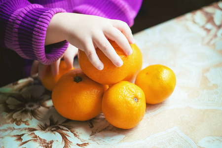 孩子和橘子。选择性的焦点