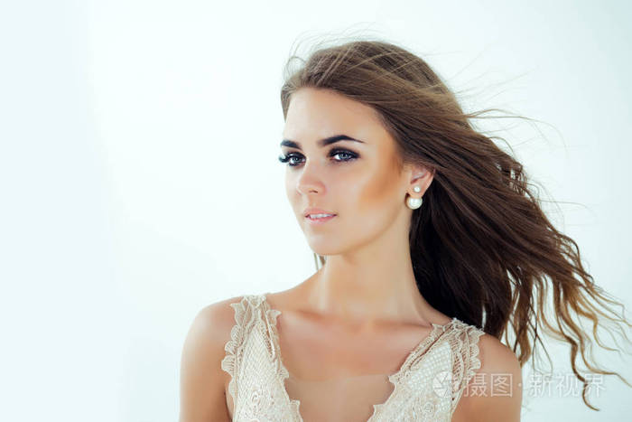 可爱的脸蛋上有时尚妆的女孩