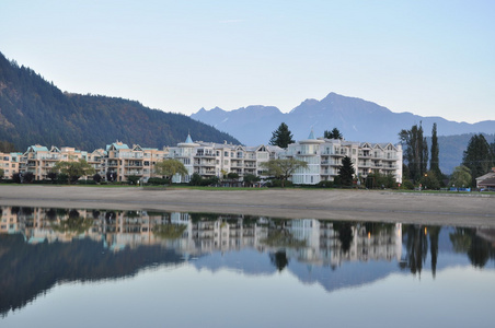 著名的哈里森温泉湖景