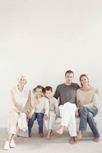 家庭坐在一排查出在白色背景